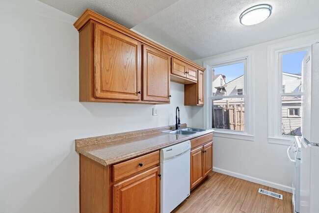 Building Photo - 2015 Jane St Unit 2017 Jane Street Rental