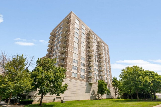 Building Photo - 1515 S Prairie Ave