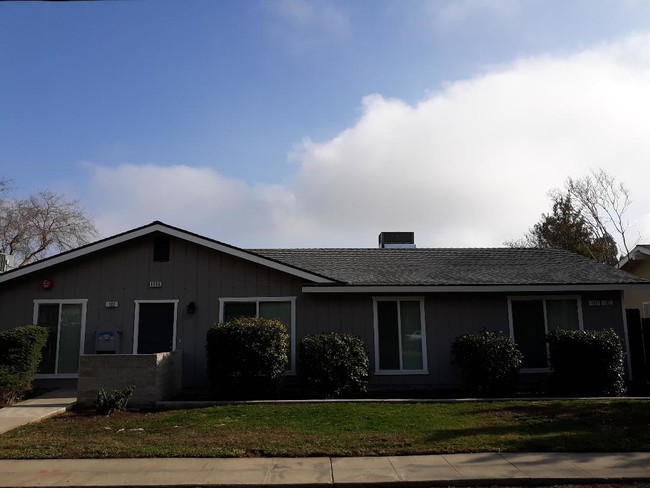 Apt. Building Street Front - 6266 N Fresno St Apartments Unit 103