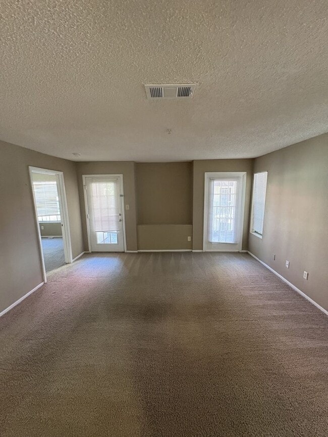 Building Photo - Large 2 bedroom 2 bath Condo