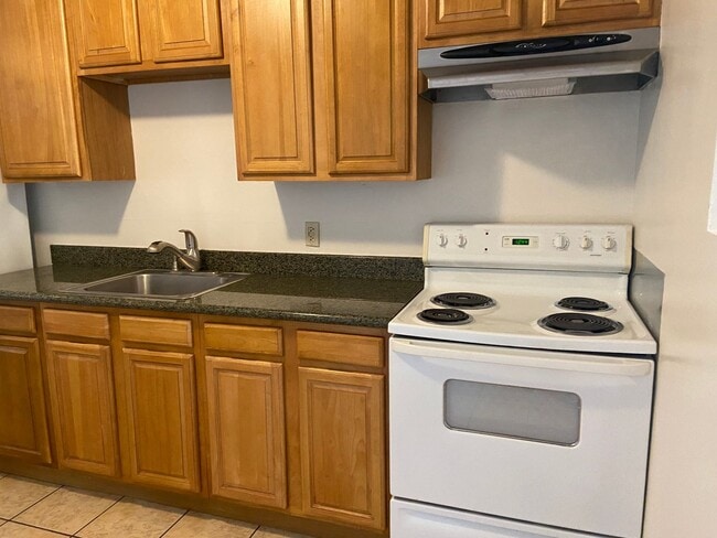 Photo - Well maintained 2 bed/1 bath unit in heart...