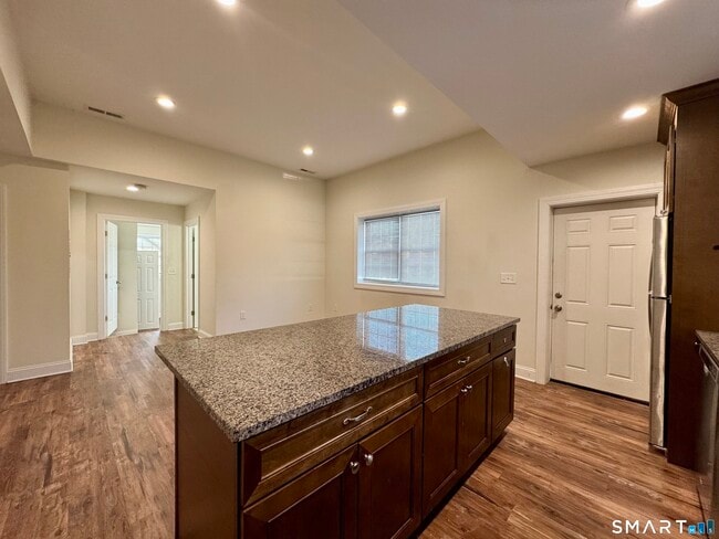 Photo - 950 Lindley St