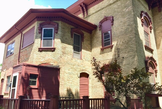 Building Photo - Heritage Hill 2 Bedroom - Heat included! Unit 17 College Ave NE