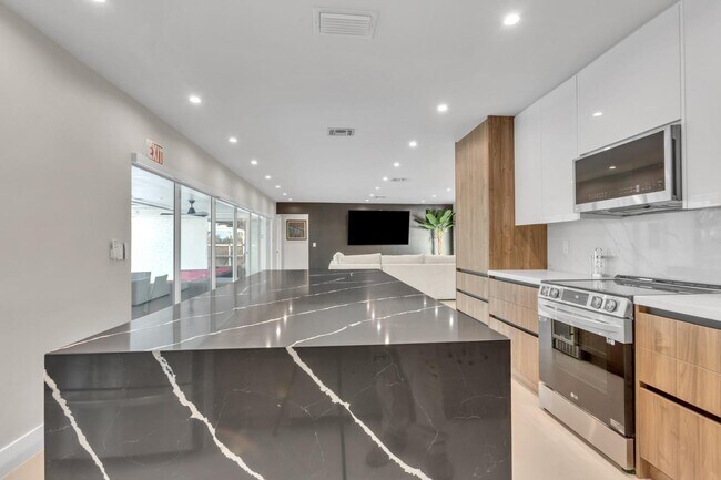 Photo - 755 S Rainbow Dr