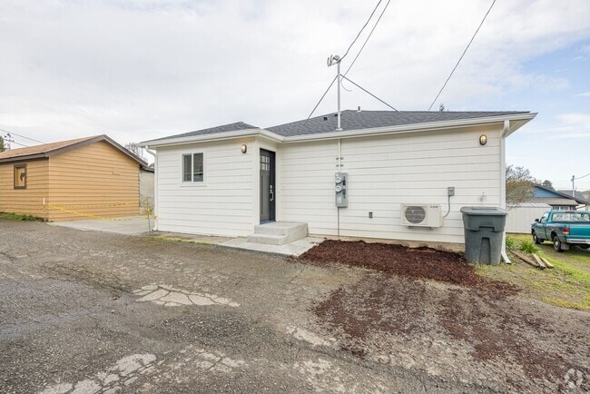 Building Photo - 1120 1/2 W 8TH Unit B Rental