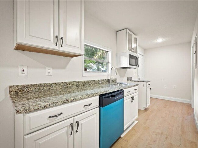 Photo - 45 W 55th St