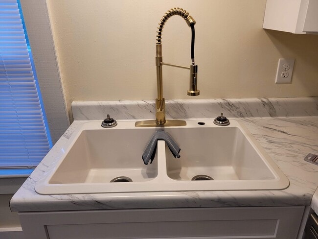 Photo - 155 E High St