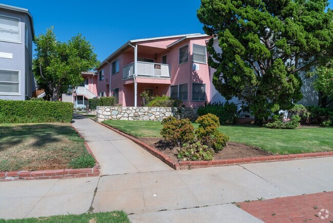 Building Photo - Spacious 3 Bedroom 2 Bath Must See! Unit 3714 1/2 Corinth Ave. Rental