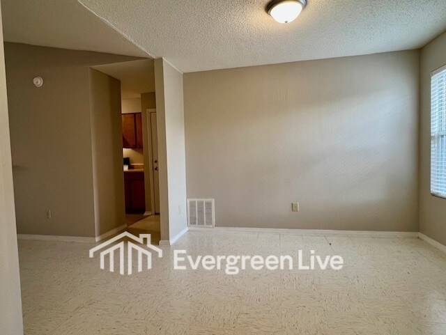 Photo - 107 Jardin Ct