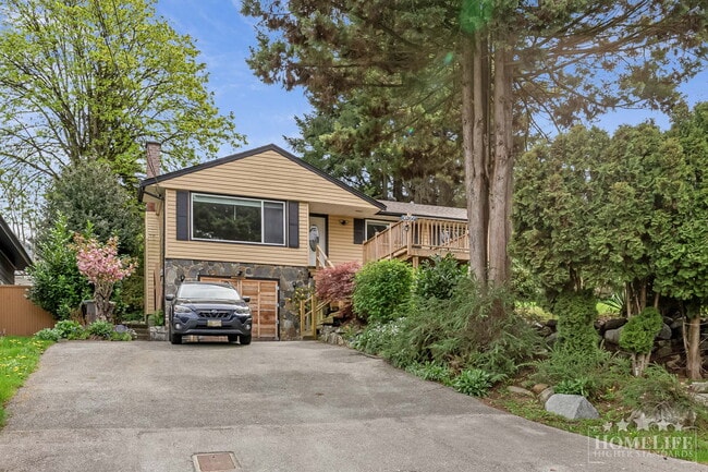 Building Photo - Bright 3 Bedroom Upper Level Home in Cedar Hills Surrey Spacious Family Living Unit Upper House