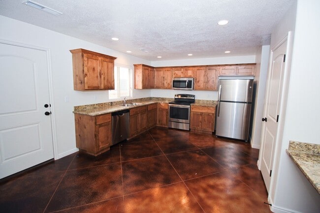 Photo - 3 bed, 2.5 bath town house *Internet Included