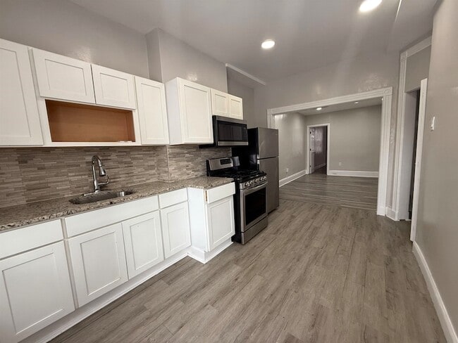 Building Photo - 330 Jackson St Rental