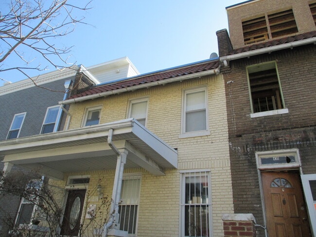 Building Photo - 428 Kenyon St NW