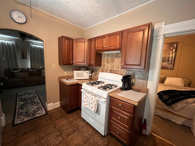 Photo - 2002 4th W St