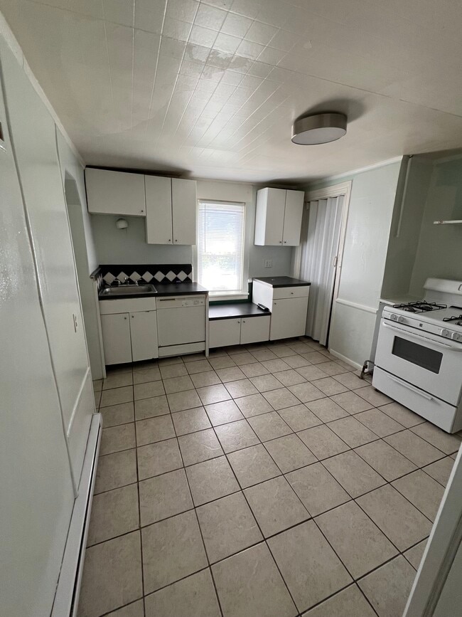 Kitchen - 4924 Hatfield St
