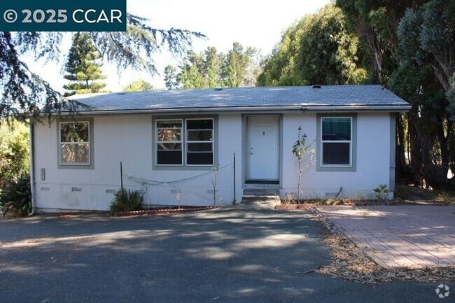 Building Photo - 5266 Sunset Dr Rental