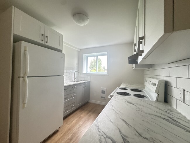 Photo - 668 Lalonde St Unit 2 (668 side) lower