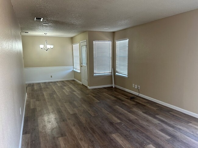 Photo - 725 Duke Ave