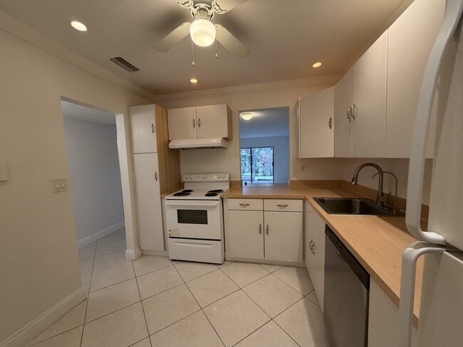 Building Photo - 8141 SW 24th Ct Unit 106