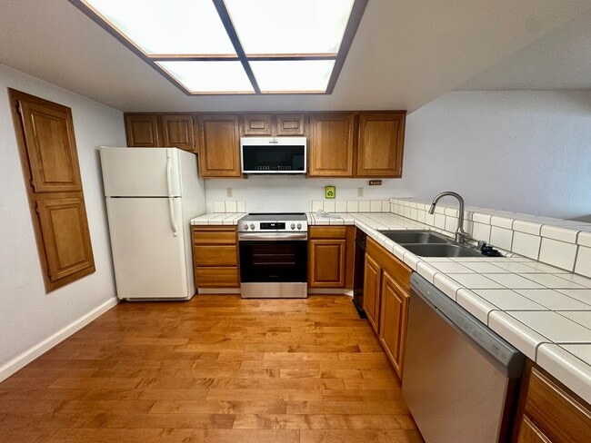 Building Photo - 2 bedroom, 2.5 bathroom townhouse with pri...
