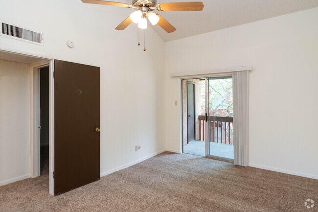 2BR, 1.5BA - 1256SF