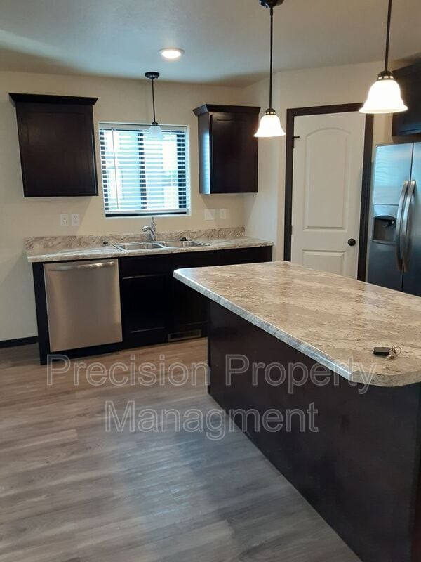 Photo - 591 225th St