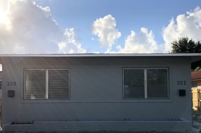 Frente del dúplex - 320 NW 34th Ave