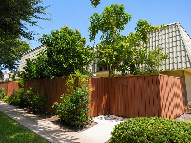 Building Photo - 1700 Embassy Dr Unit 708