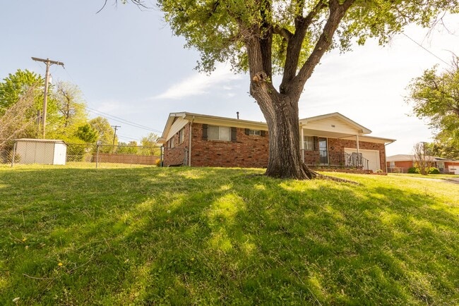 Photo - 3 Bed 1.5 Bath in Great Midtown Location!