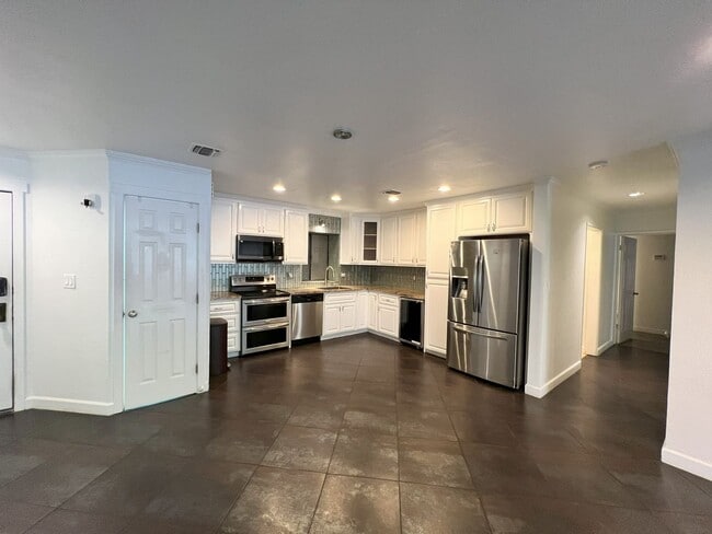 Remodeled 2 Bed, 2 Bath Unit in Downtown S... - Remodeled 2 Bed, 2 Bath House Unit in Downtown S...