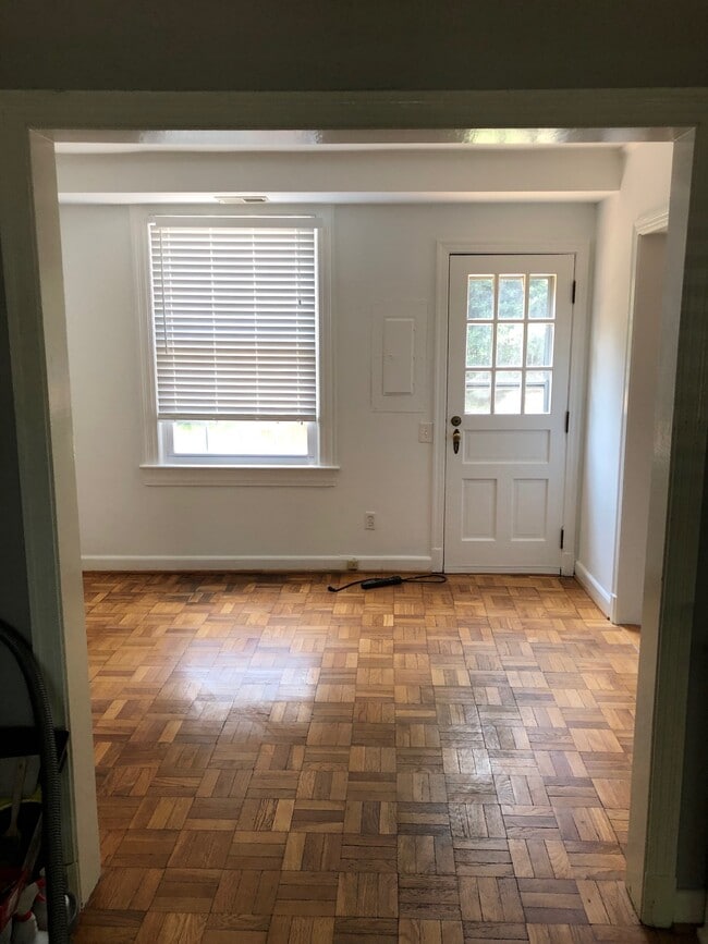 Comedor - Cuarto de servicio con lavadora y secadora - 1600 S Barton St