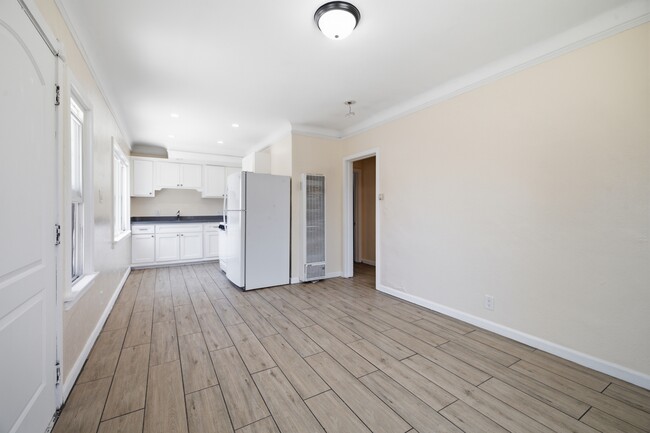 Building Photo - 612 E 87th St Unit 614 1/2 E 87th Street