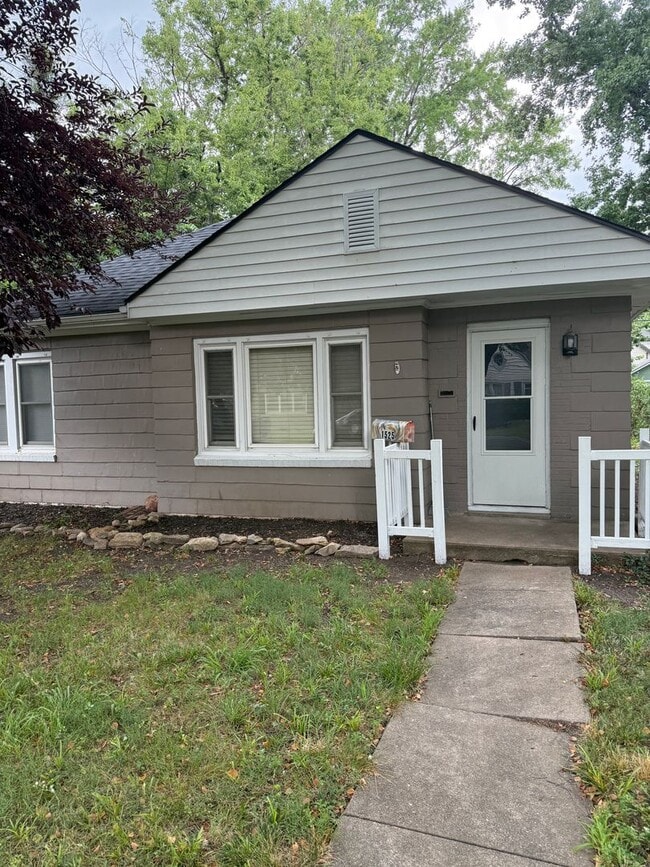 2BR/1BA Overside Double Car Garage - 2BR/1BA Overside Double Car Garage House
