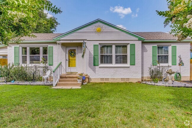 Building Photo - Adorable Navy Point Cottage! Unit Main House