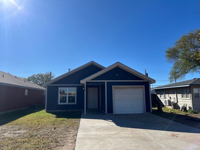 3 bed / 2 bath 1 car garage in East Lubbock! - 3 bed / 2 bath 1 car garage in East Lubbock! Casa