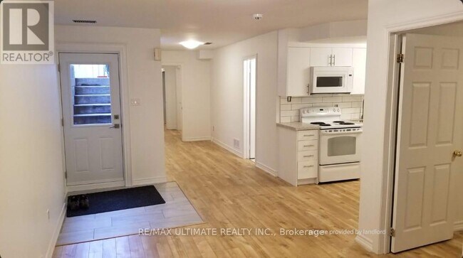 Photo - 3208 Dundas St W