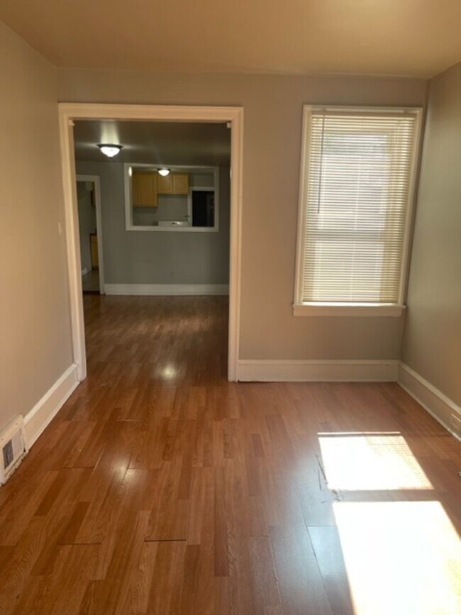 Photo - Amazing 3Bd/1Bath in Carroll Park