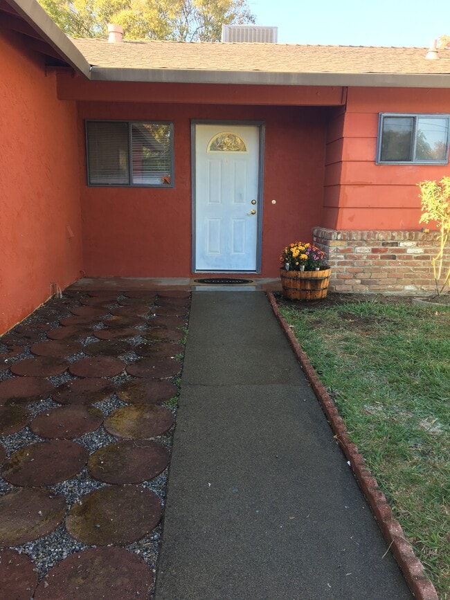 Front yard has a walled in courtyard - 4465 La Mirada Cir