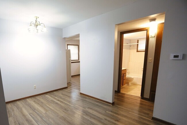 Photo - 2037 Andrew St SE