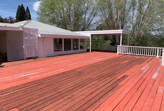 Photo - 1185 Webster Way