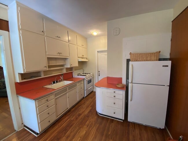 Building Photo - 137 Nicoll St Unit 1R