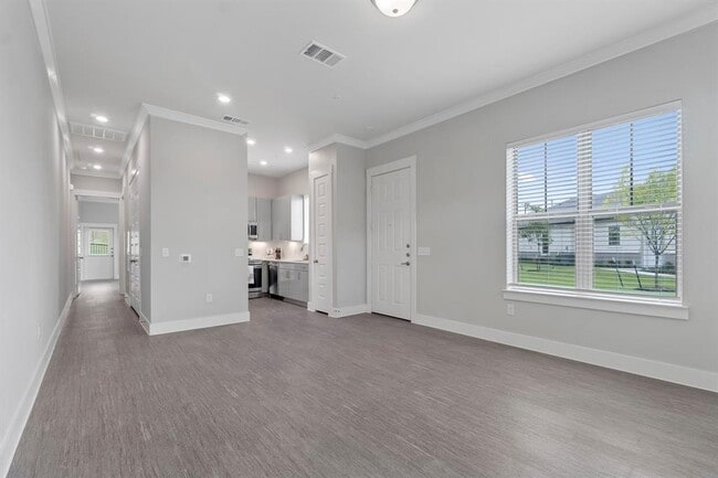 Photo - 476 Suffield Dr
