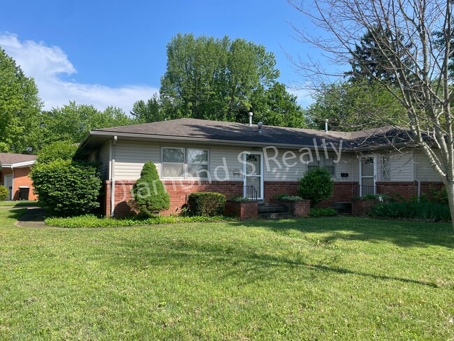 Building Photo - LOCATION! LOCATION! LOCATION!  South Springfield Duplex Available!