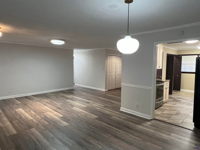 Photo - 1149 Runnymede Ln