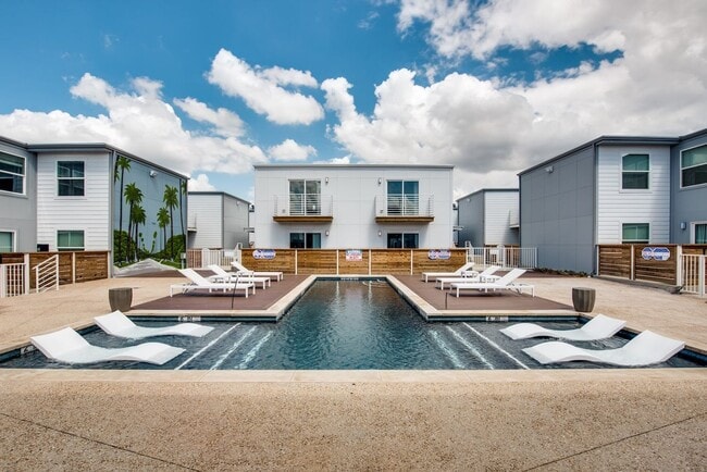 Building Photo - Look and Lease ?Come live with us at Trousdale in Apt 250! Luxury one-bedroom for $1299 (13 lease... Unit 250