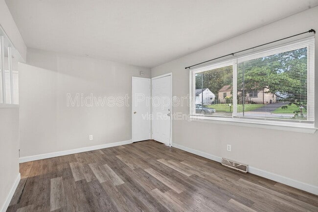 Building Photo - 235 Flora Dr