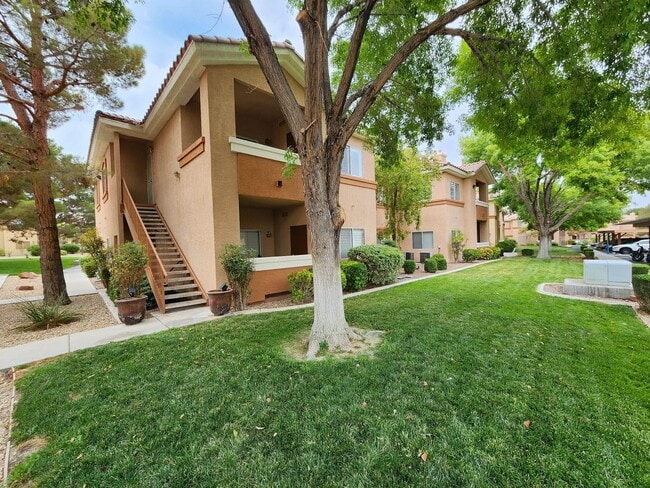 Building Photo - Charming 2 Bed 2 Bath Downstairs Condo In Silverado Ranch!