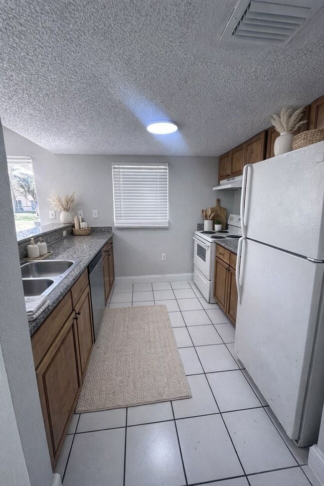 Photo - LARGE 3 BED/2.5 BA IN CORAL SPRINGS! Up to 3-Months Off! Unit 11570 - Queens