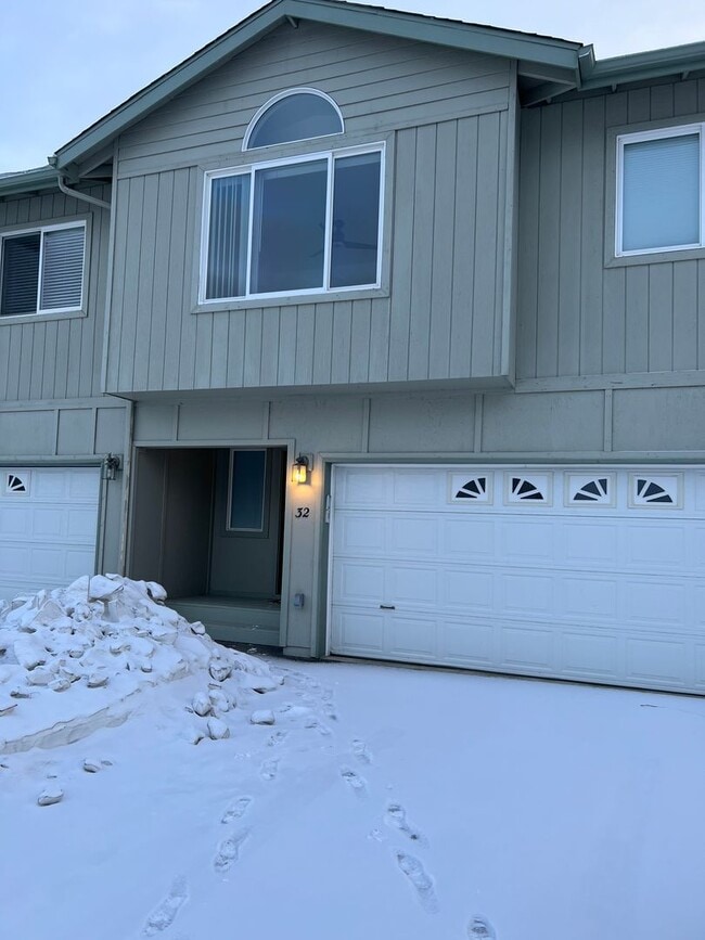 Building Photo - 3 bedroom with an Office!!!!