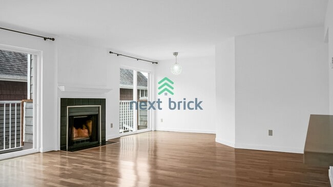 Building Photo - Exceptional 2Bed/2 Bath Uptown/Queen Anne condominium.